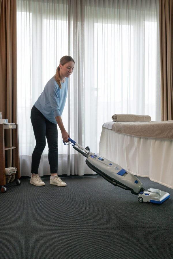 Lindhaus LB3 eco FORCE Battery-Operated Commercial Vacuum – Cordless & High-Efficiency Cleaner
